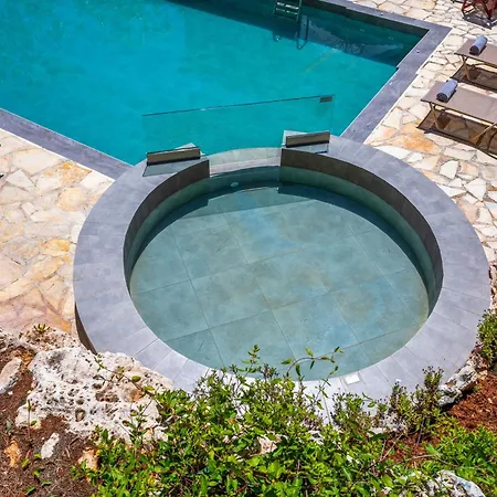 Willa Ira Agios Leon