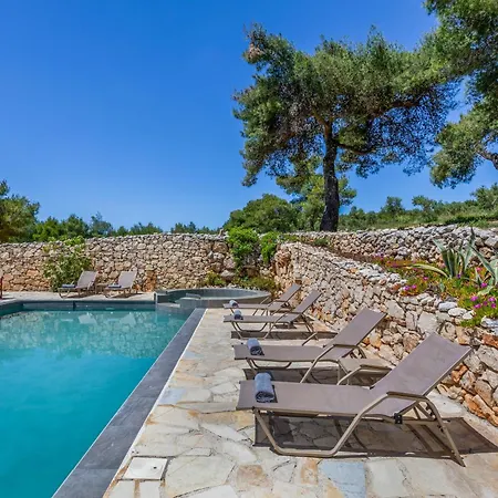 Willa Ira Agios Leon